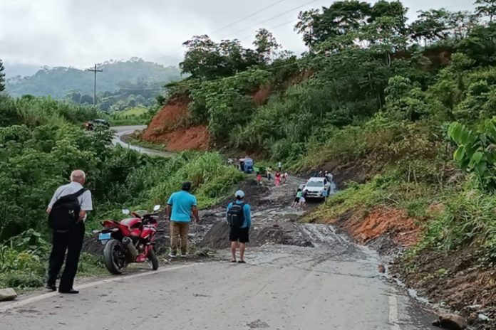 Deslizamientos y activación de quebradas impactan vías en el Vraem