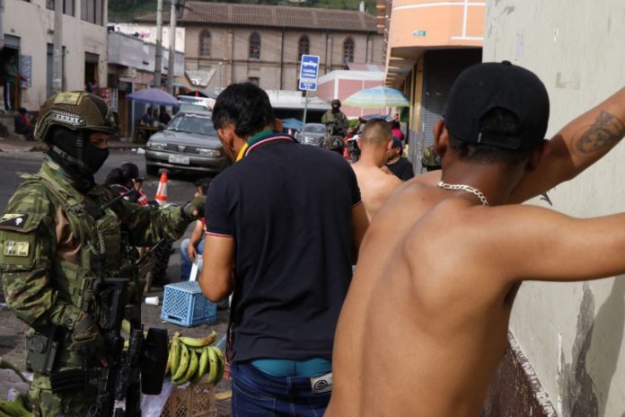 Son liberados dos de los 178 funcionarios retenidos en los motines en las cárceles de Ecuador