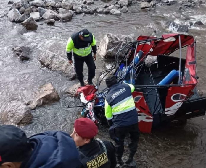 El chófer de la moto terminó gravemente herido, mientras que las tres personas que iban de pasajeros fallecieron al instante.