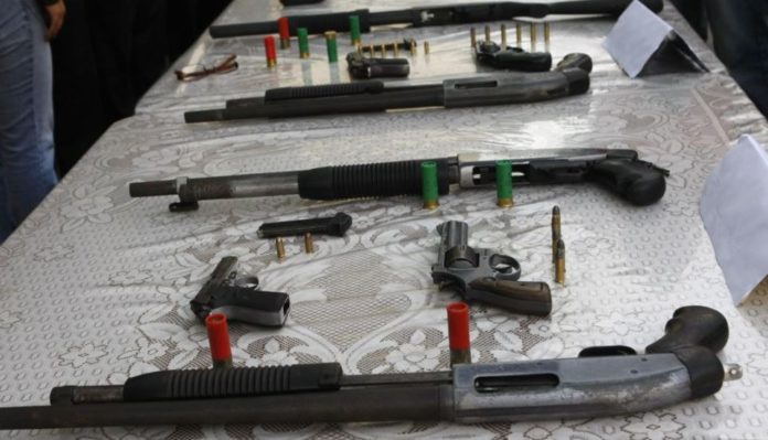 Caen por vender armas a traficantes