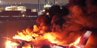 Choque de aviones deja cinco muertos en Japón