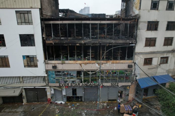 Clausuran 30 comercios tras incendio en Mesa Redonda Clausuran 30 comercios tras incendio en Mesa Redonda