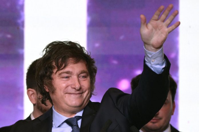 Milei deja negacionismo climático y lanza programa en la Antártida