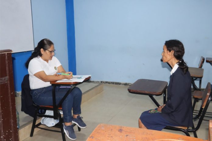 Jubilada de 66 años ingresa en primer puesto a la universidad