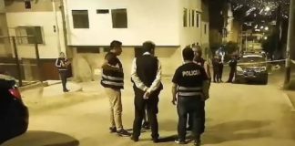 Lo acribillan con pasajeras dentro