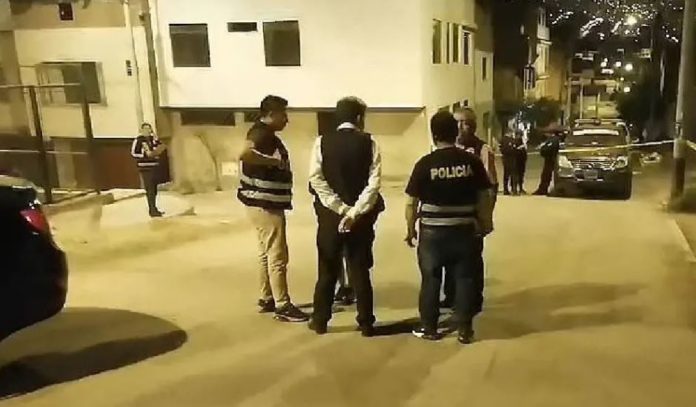 Lo acribillan con pasajeras dentro