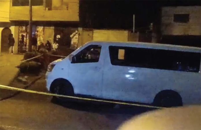 Lo matan dentro de su minivan