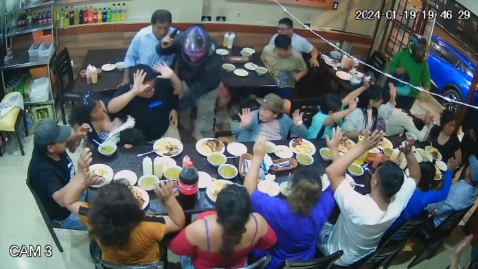 Los asaltan comiendo su pollito a la brasa