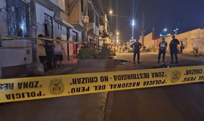 Mueren al chocar huyendo de policía