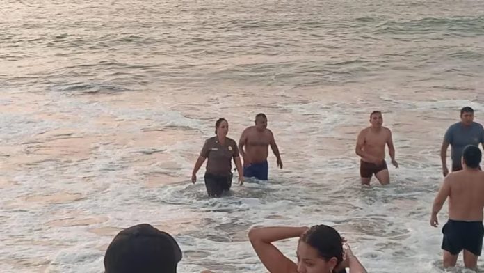 Mujer policía de Chimbote rescata a 3 personas en playa de Chimbote