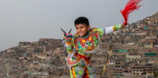 Jóvenes instruidos en la icónica danza de tijeras dentro de la primera academia de danza "Yaguar Chicchi" serán consagrados.