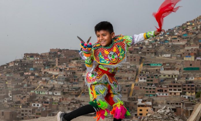 Jóvenes instruidos en la icónica danza de tijeras dentro de la primera academia de danza 