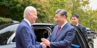 Xi Jingping se saluda con Biden
