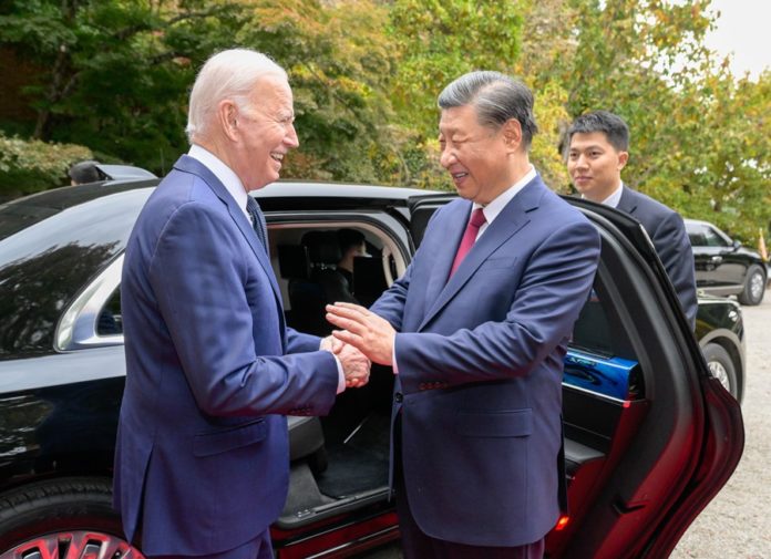 Xi Jingping se saluda con Biden