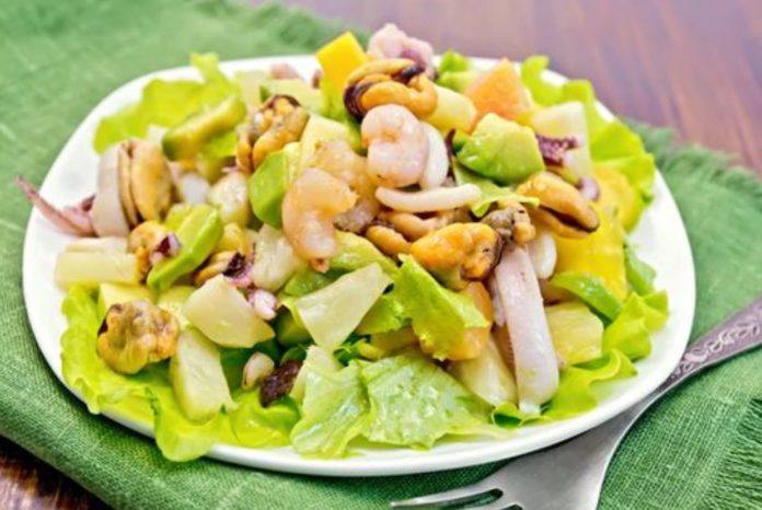 ensalada César con frutas