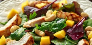 ensalada de pollo con espinacas y mango