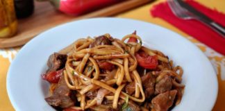 tallarín saltado criollo