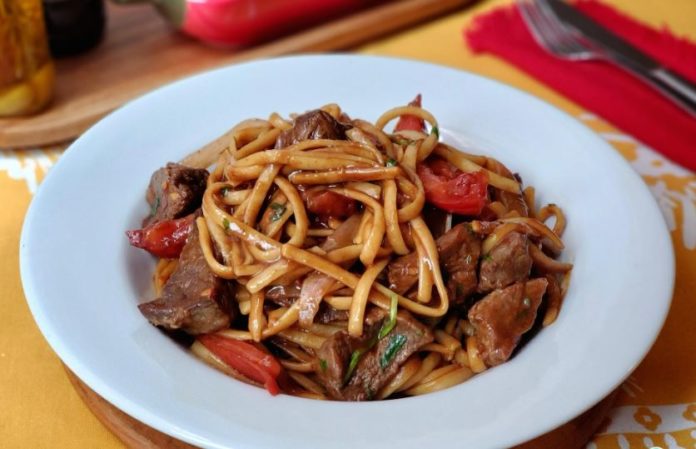 tallarín saltado criollo