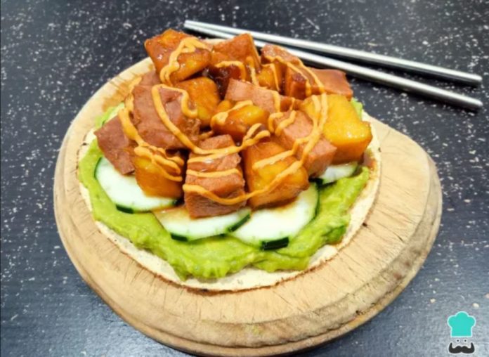 tostadas de atún con mango