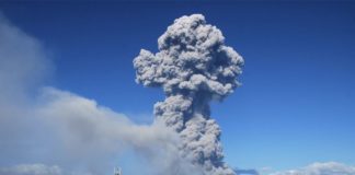 Volcán en Japón entra en erupción con columna de humo de 5 km