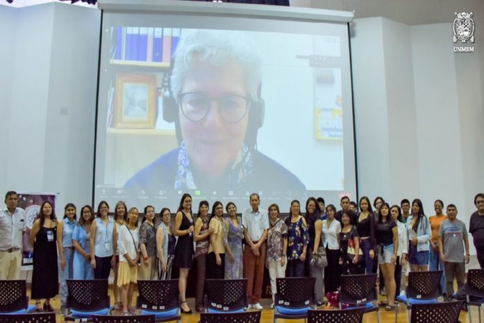 Galardonada con el Nobel de Física, Anne L'Huillier, motiva a mujeres peruanas a perseguir su pasión por la ciencia.