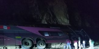 Huancavelica: Pasajeros de bus se salvan de tragedia en la vía