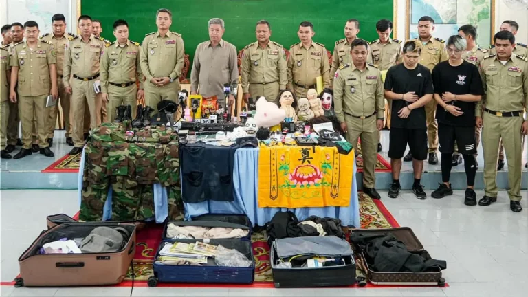 Youtubers que fingieron su secuestro fueron condenados a dos años de prisión en Camboya. Youtubers que fingieron su secuestro fueron condenados a dos años de prisión en Camboya.