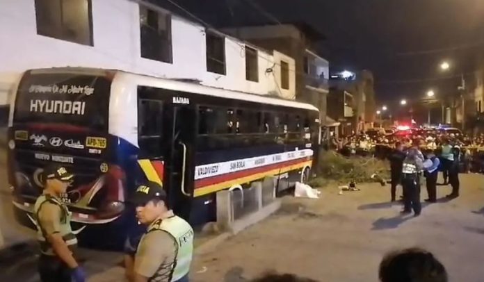 Bus mata a motociclista y se arranca