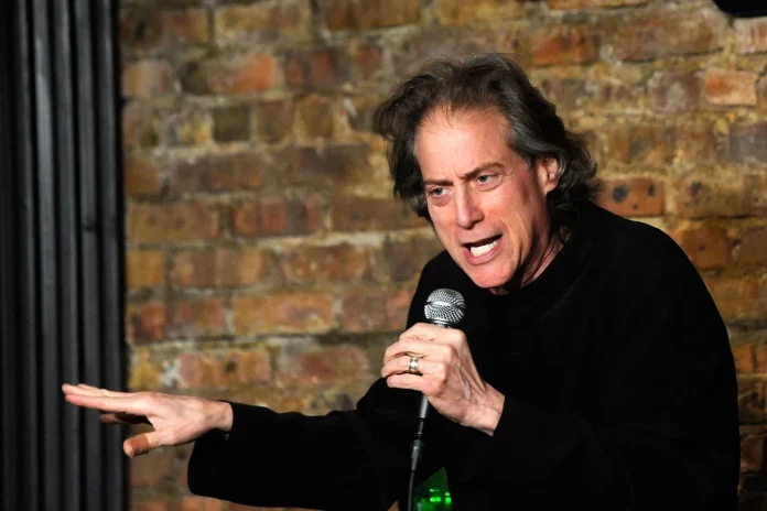 Adiós a Richard Lewis: Un ícono de la comedia con un legado inquebrantable.