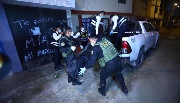 Hallan cadáver de mujer en garaje Hallan cadáver de mujer en garaje