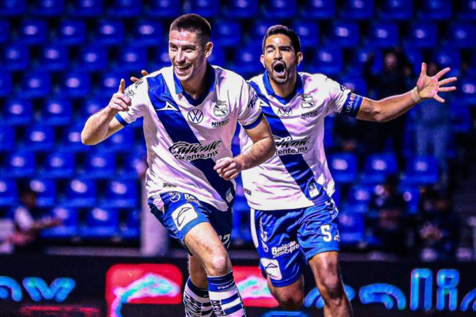 Santiago Ormeño marca el gol de la victoria en Puebla.