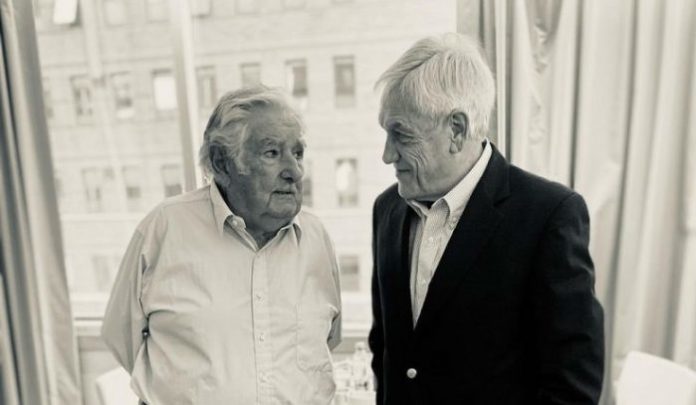 Mujica destaca el gesto solidario de Piñera: envío de avión con vacunas a Uruguay