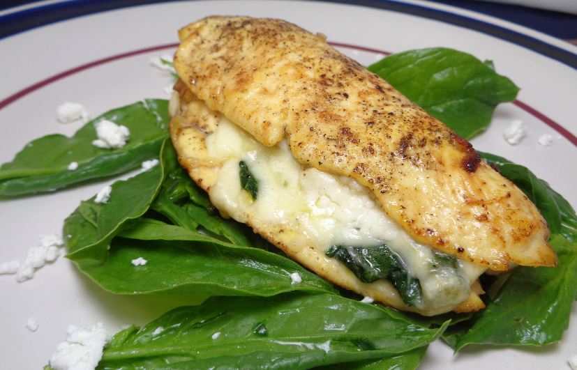 Pechugas de pollo rellenas con queso y espinacas
