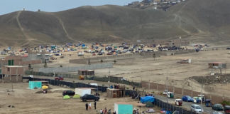 Pucusana: policía desaloja a invasores de terrenos en Naplo