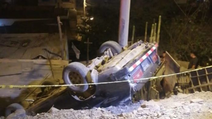 Se desbarranca por huir de sicarios