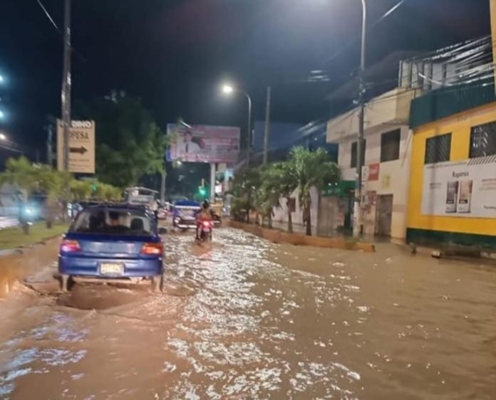 Tumbes: calles y viviendas inundadas por intensas lluvias