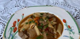 guiso de carne con fideos