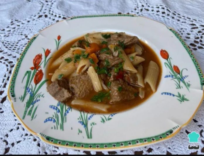 guiso de carne con fideos