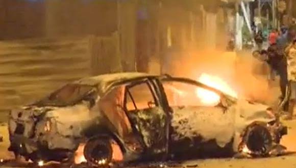 Vecinos linchan y queman auto de ladrones Vecinos linchan y queman auto de ladrones