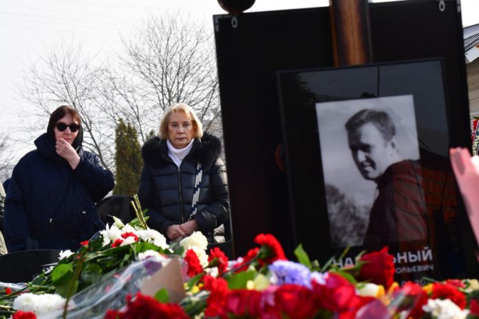 Un homenaje a Alexéi Navalni: La madre visita su tumba mientras miles desafían al Kremlin