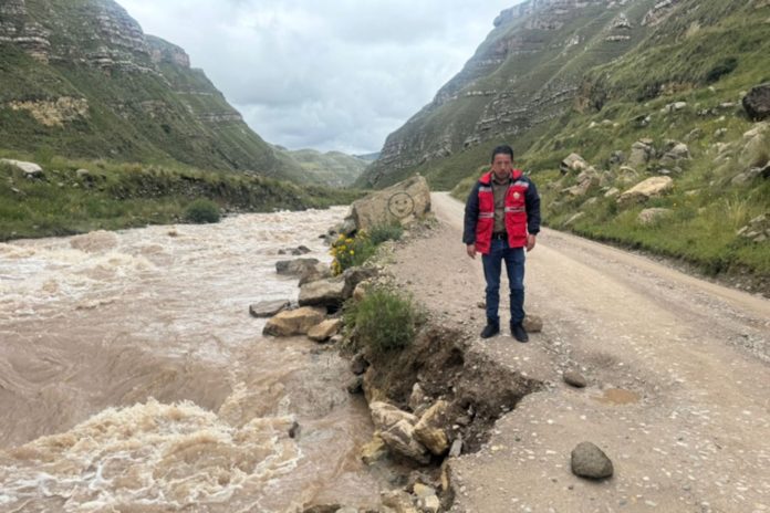 Incremento del caudal del río Huayhuay afecta parte de la carretera en Junín