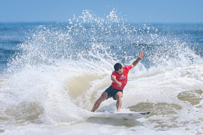 Surfistas latinos y franceses compiten junto a Sol Aguirre y Lucca Mesinas