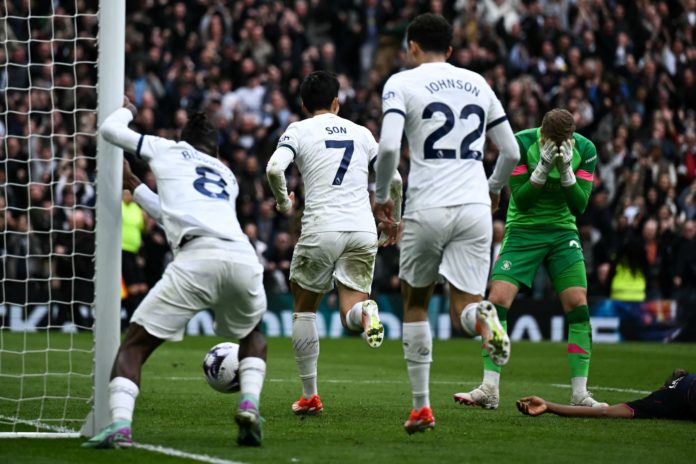El Tottenham remonta y se mete en puestos de Champions, mientras el Chelsea tropieza.
