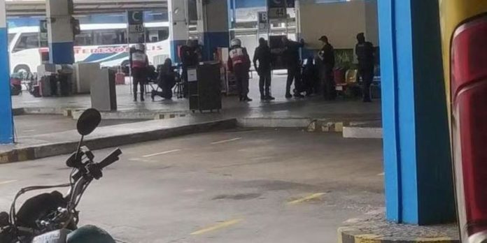 Hombre armado toma como rehenes a 18 pasajeros de un autobús en Río de Janeiro