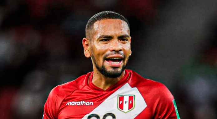 Alexander Callens se une a la defensa de Jorge Fossati.