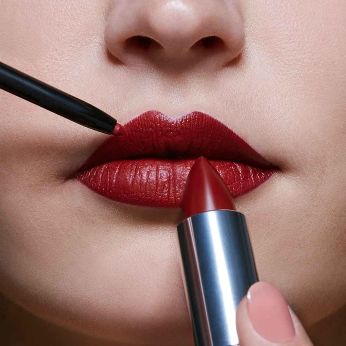 Cómo delinear tus labios para que se vean gruesos Cómo delinear tus labios para que se vean gruesos