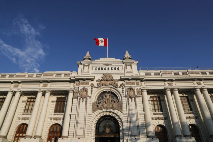 Bancadas del Congreso cuestionan los allanamientos
