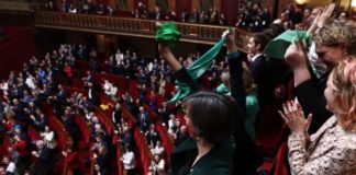 Francia garantiza libertad para abortar