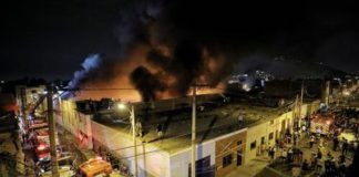 Incendio devora un almacén de plásticos