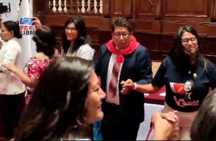 Perú Libre armó fiestón durante debate